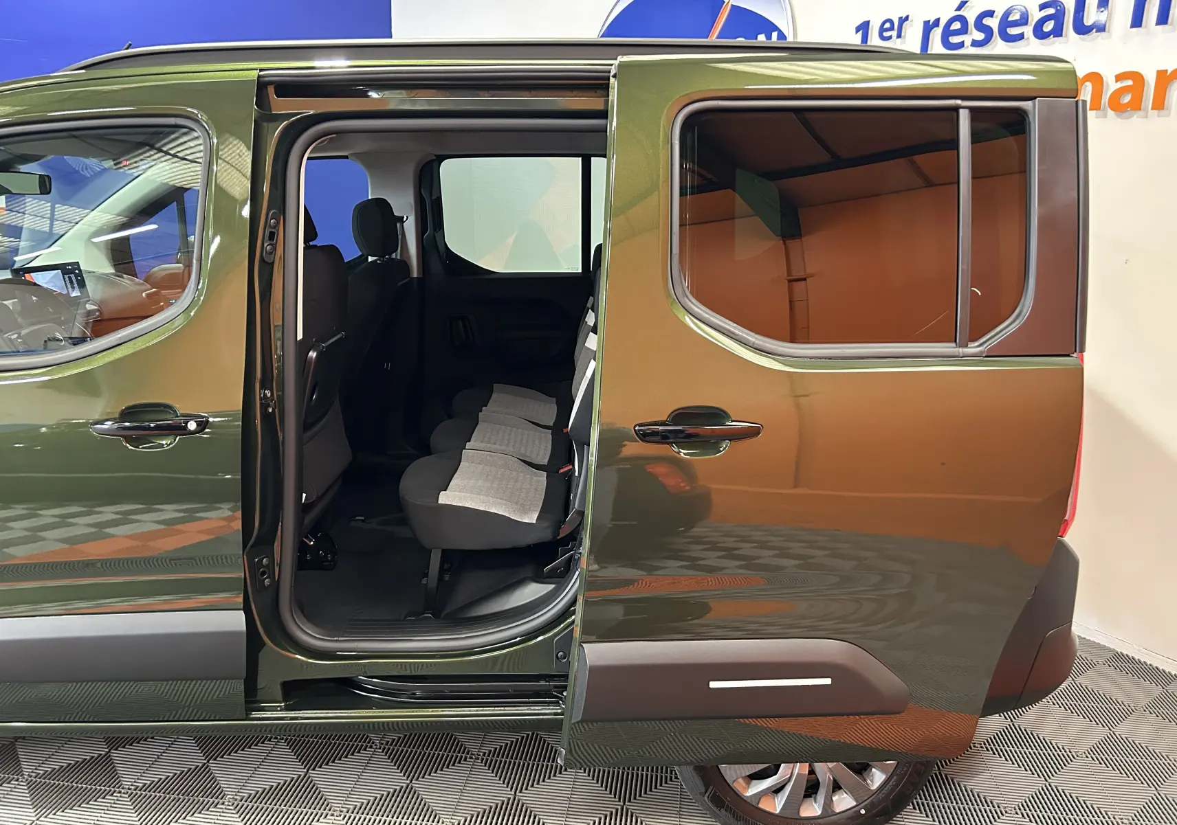 Vue latérale droite du Citroën Berlingo Multispace vert Sirkka avec porte coulissante ouverte dévoilant les sièges arrière.