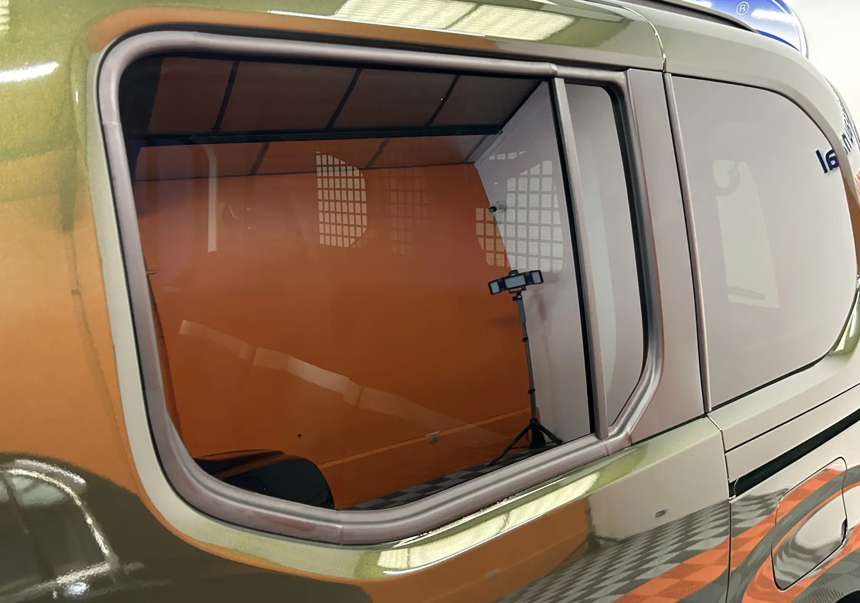Vue latérale gauche rapprochée du Citroën Berlingo Multispace 2026 en Sirkka Green avec vitre teintée et porte coulissante.