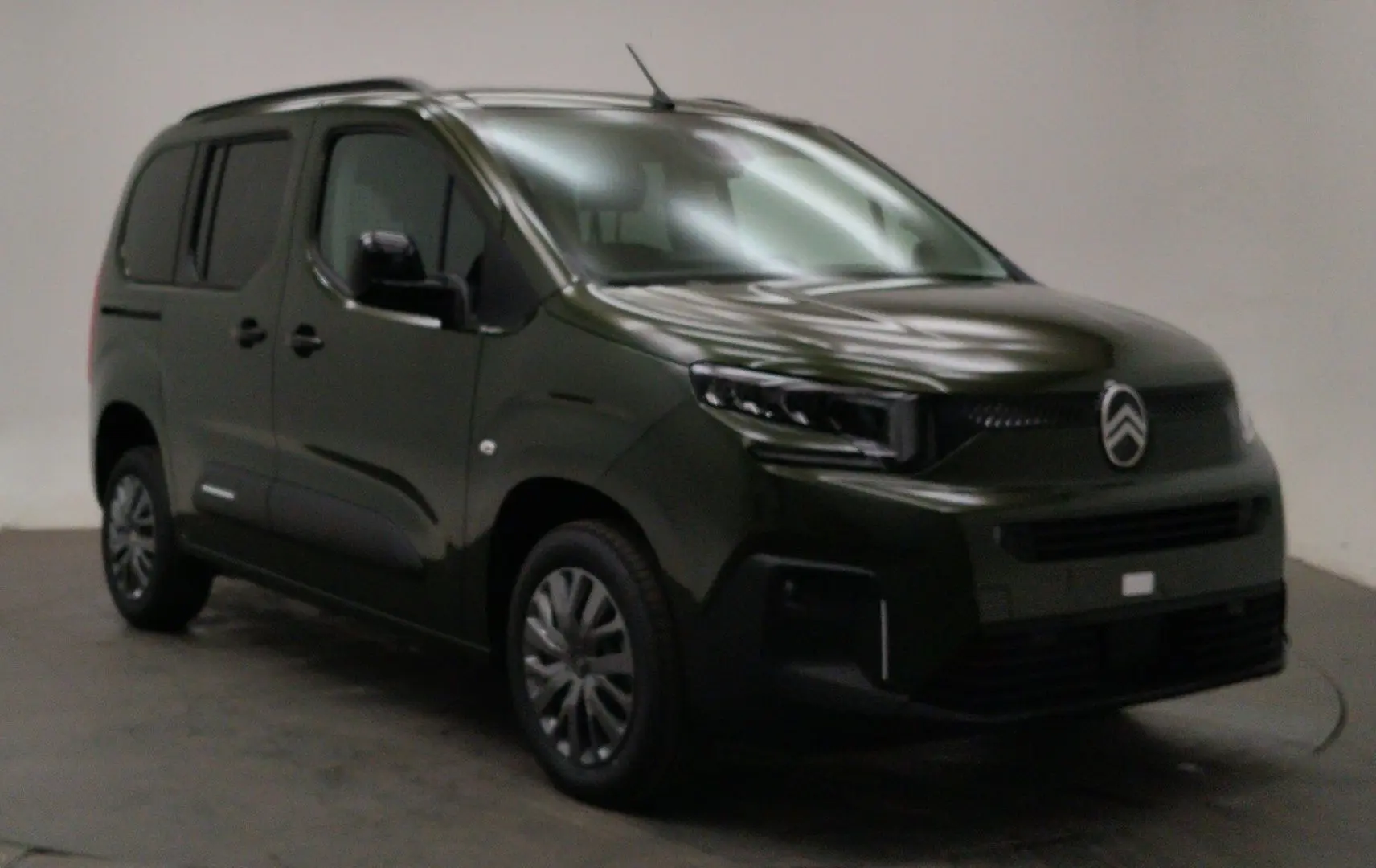 Citroën Berlingo Multispace 2026 vert Sirkka, vue 3/4 avant droit en intérieur neutre.