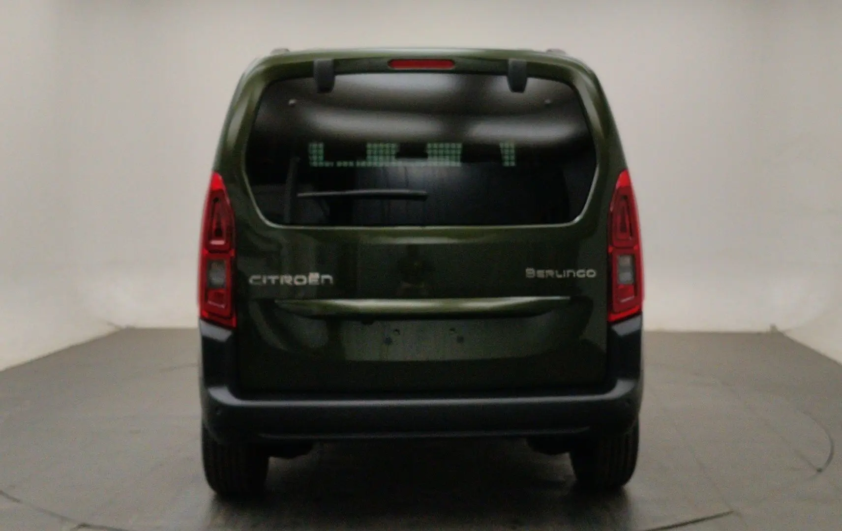 Vue arrière d'un Citroën Berlingo Multispace 2026 vert Sirkka avec hayon vitré et feux rouges verticaux.