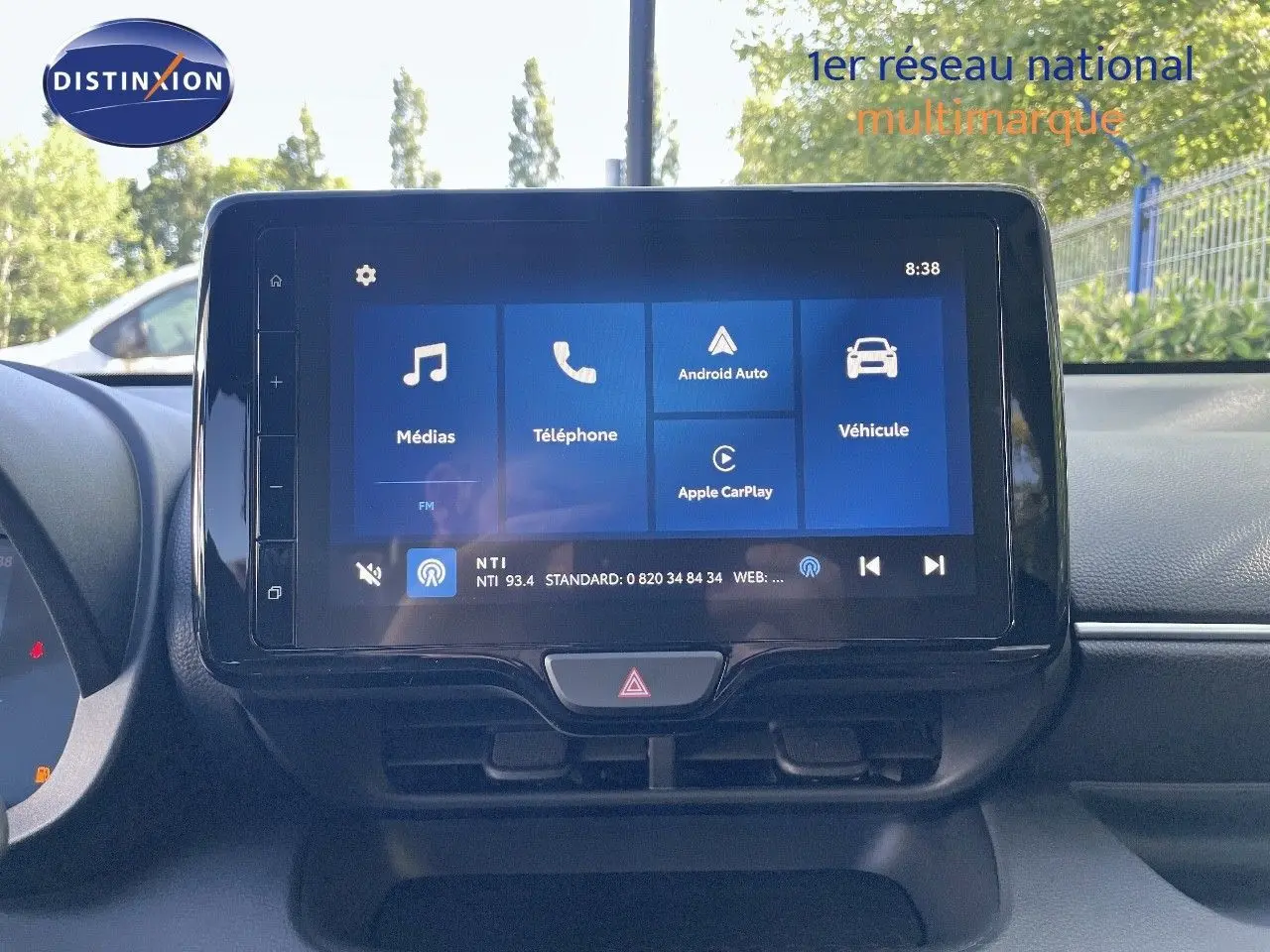Écran tactile central affichant les options multimédias et connectivité dans une Toyota Yaris Hybrid 2025 noir métal.