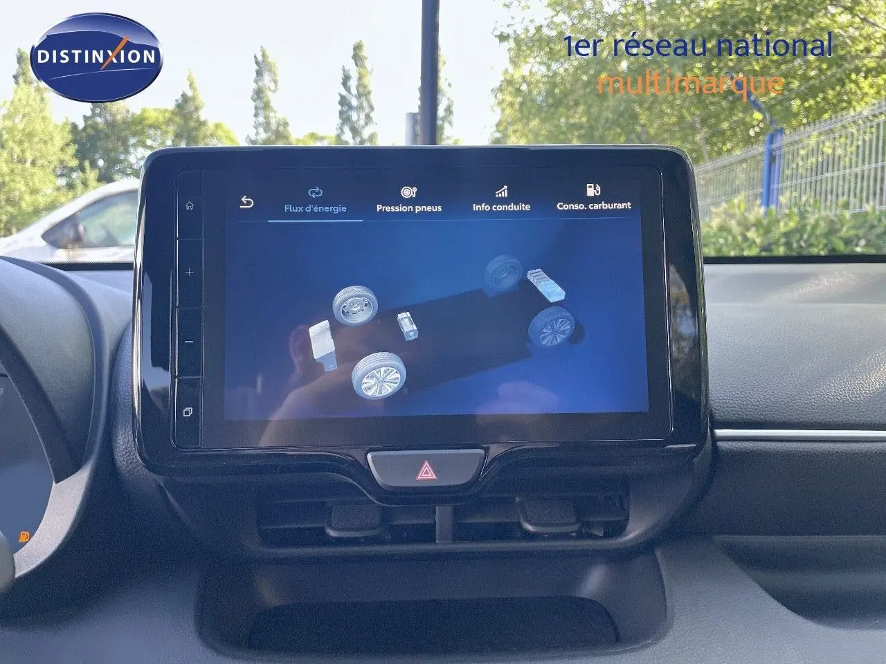 Écran tactile central affichant les informations de pression des pneus dans une Toyota Yaris Hybrid 2025.