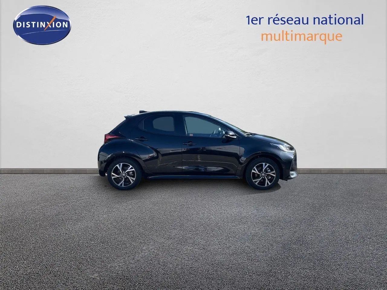 Profil côté gauche d'une Toyota Yaris Hybrid 116ch 2025 noir métal, avec jantes alliage et lignes modernes.