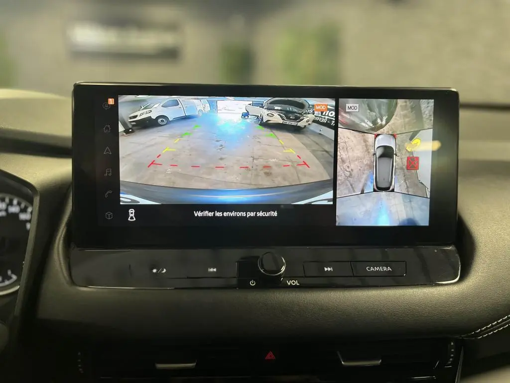Écran tactile 9 pouces du Nissan Qashqai 2023 montrant la caméra de recul et la vision à 360° en intérieur noir.
