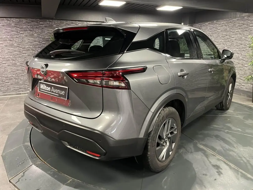 Vue 3/4 arrière droit du Nissan Qashqai gris métallisé 2023 avec feux LED et jantes alliage 17 pouces.