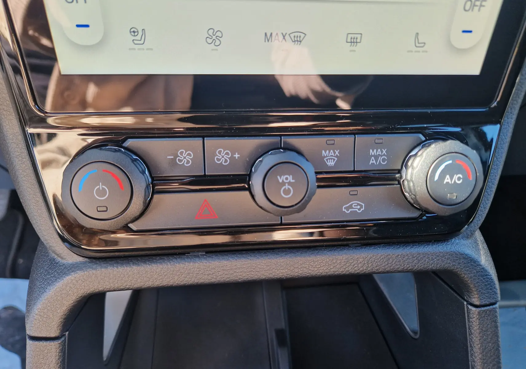 Gros plan sur la console centrale du Ford Ranger Super Cabine 2026 gris carbone, montrant les commandes de climatisation et volume.
