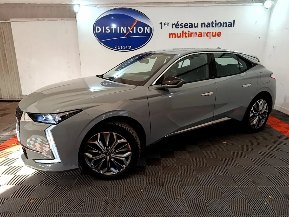 Vue 3/4 avant gauche d'une DS4 E-TENSE 225 TROCADERO gris foncé avec feux LED et jantes alliage distinctives.