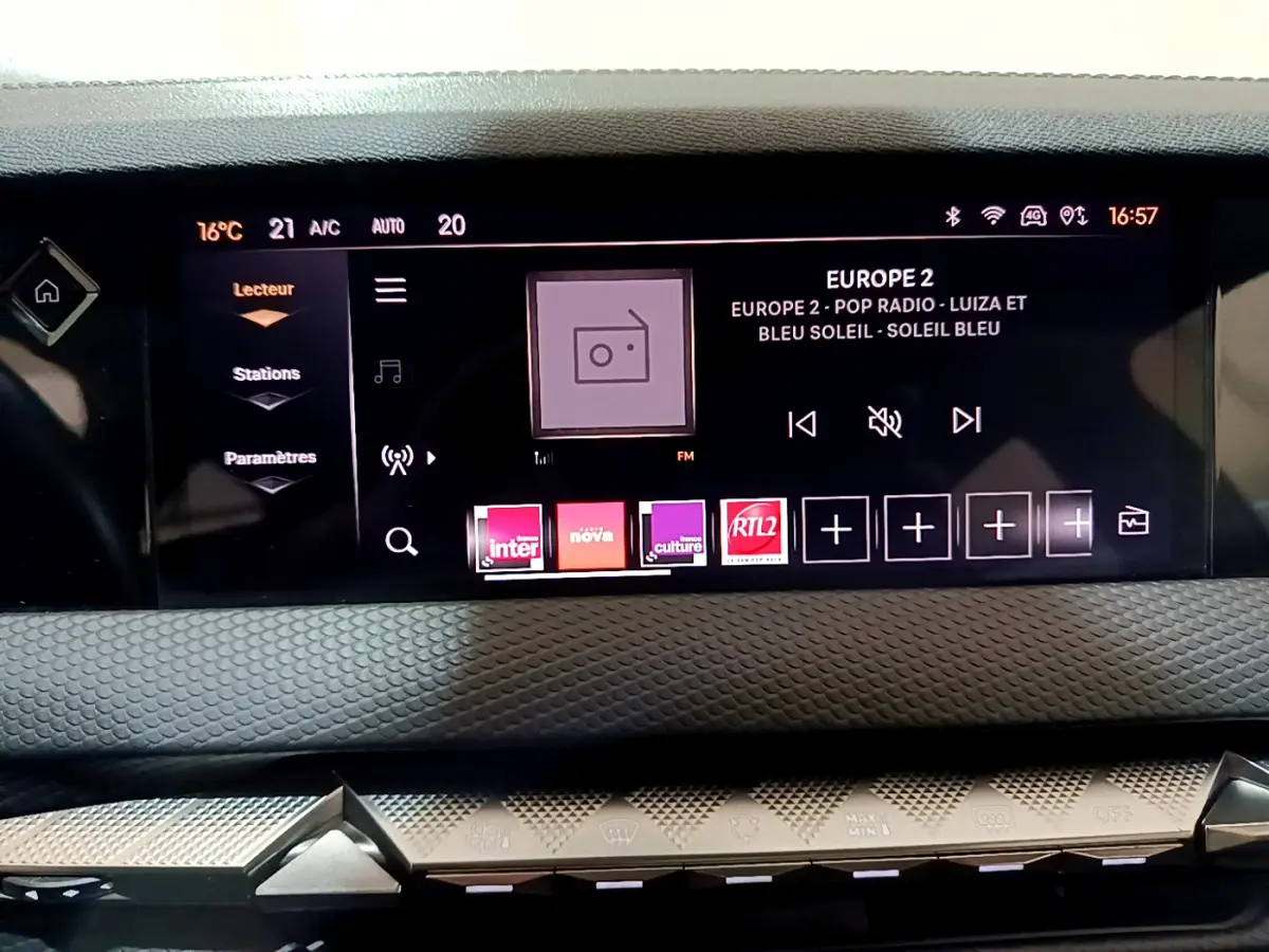 Écran tactile central du tableau de bord du DS4 E-TENSE 225 TROCADERO 2023 affichant les stations radio.