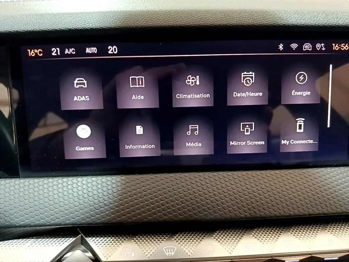 Écran tactile central du tableau de bord du DS4 E-TENSE 225 TROCADERO 2023 affichant les menus climatisation et média.