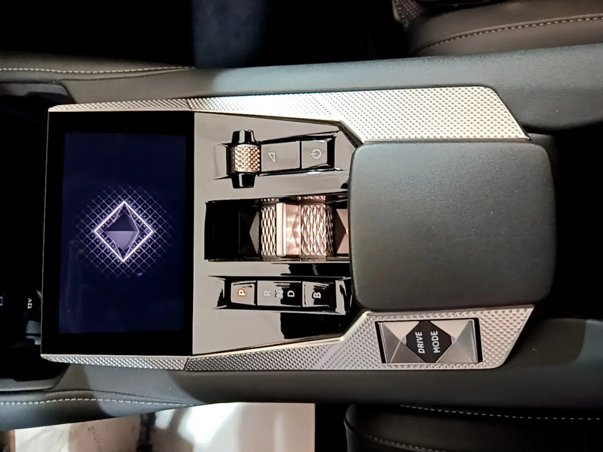 Vue plongeante sur la console centrale noire et argentée du DS4 E-TENSE 225 TROCADERO avec écran tactile et commandes raffinées