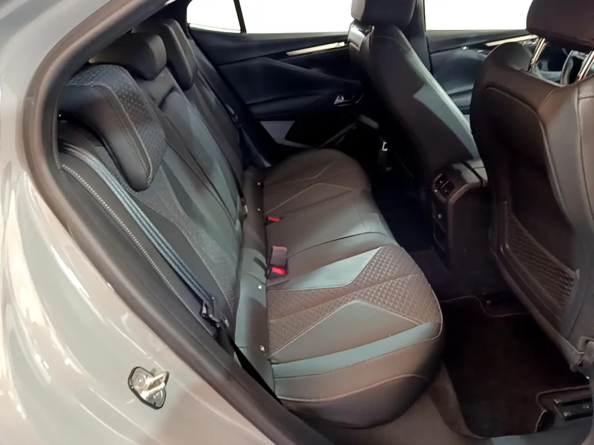 Vue intérieure côté gauche sur la banquette arrière en cuir noir du DS4 E-TENSE 225 TROCADERO gris foncé 2023.