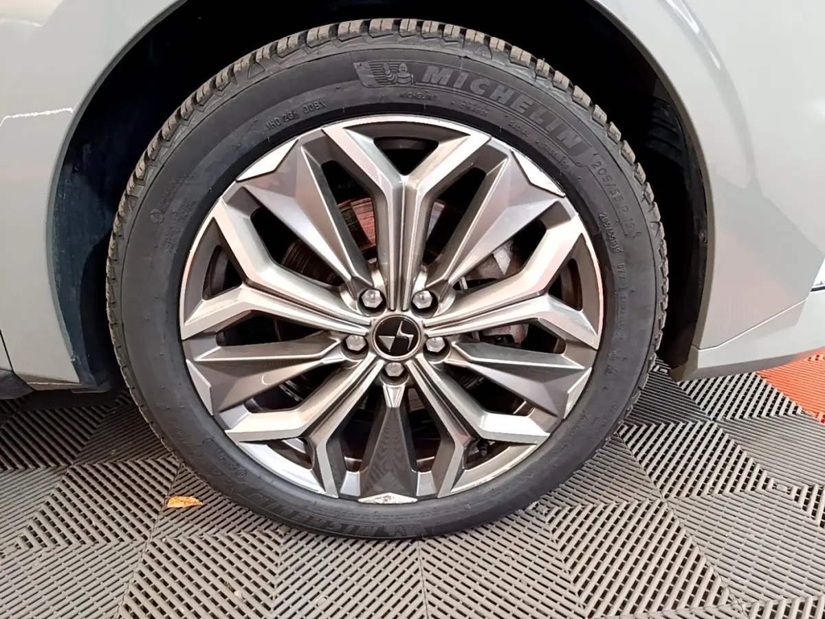 Gros plan sur la roue avant gauche gris foncé du DS4 E-TENSE 225 TROCADERO avec jante alliage stylisée.