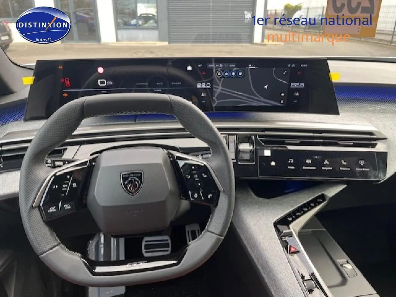 Vue intérieure centrée sur le volant cuir multifonction et le tableau de bord numérique du Peugeot 3008 gris Artense 2025.