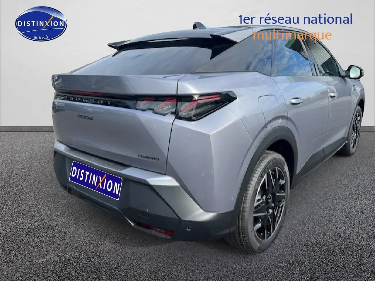 Vue 3/4 arrière droite d'un Peugeot 3008 gris artense avec jantes alu noires et feux arrière LED.