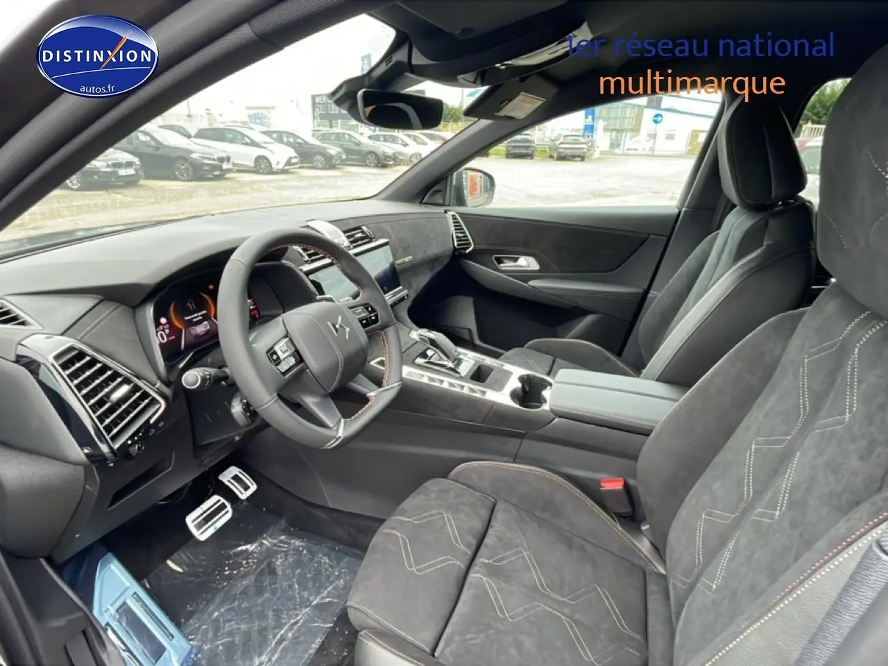 Vue intérieure côté conducteur du DS7 1.5 BlueHDi 130 gris titane, avec sièges en alcantara et volant cuir.