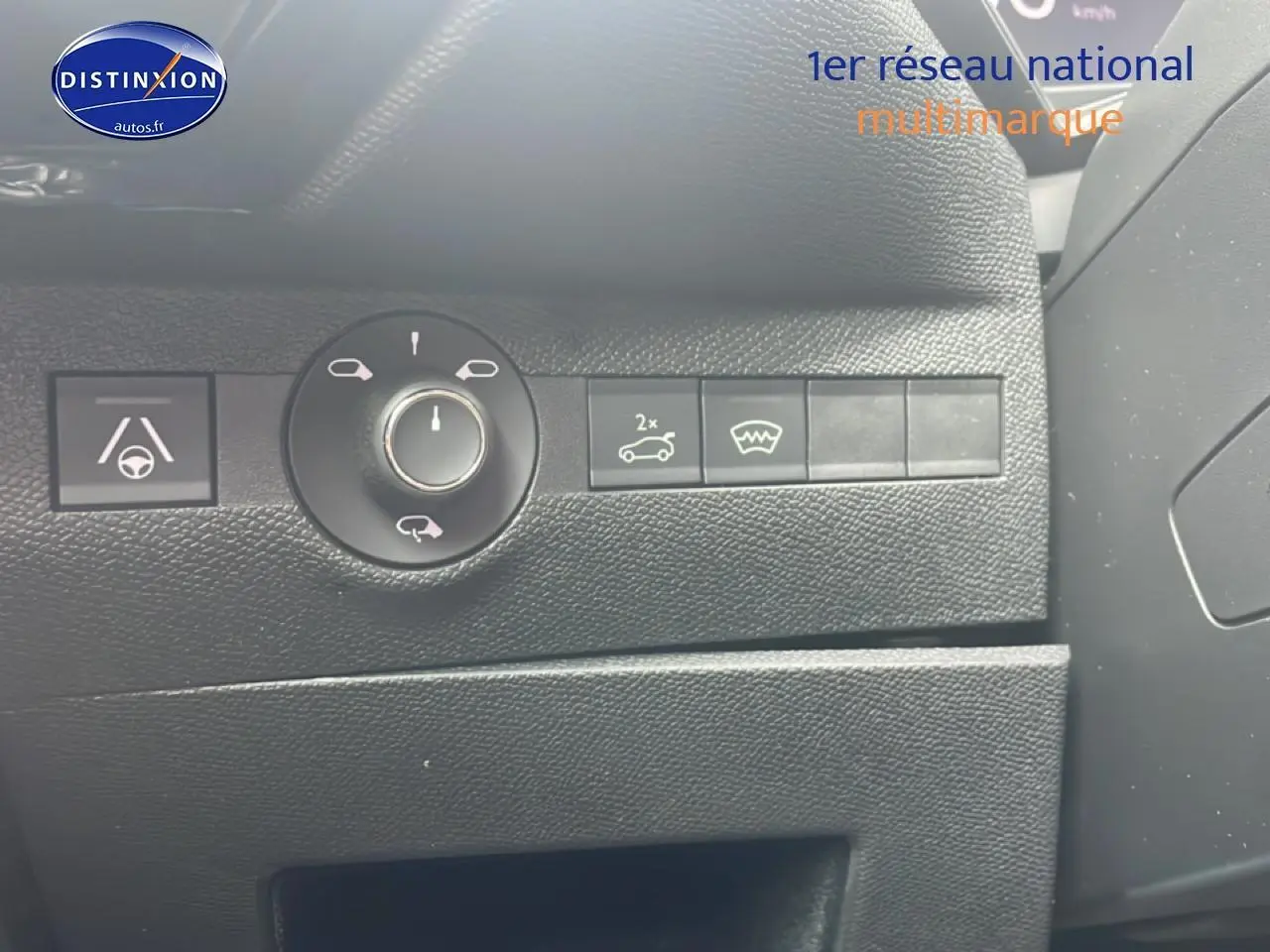 Gros plan sur les commandes intérieures noires du DS7 1.5 BlueHDi 130, avec molette de réglage et boutons fonctionnels.