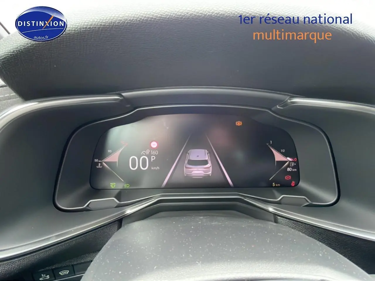 Vue rapprochée du tableau de bord numérique du DS7 1.5 BlueHDi 130 gris titane, affichage moderne et épuré.