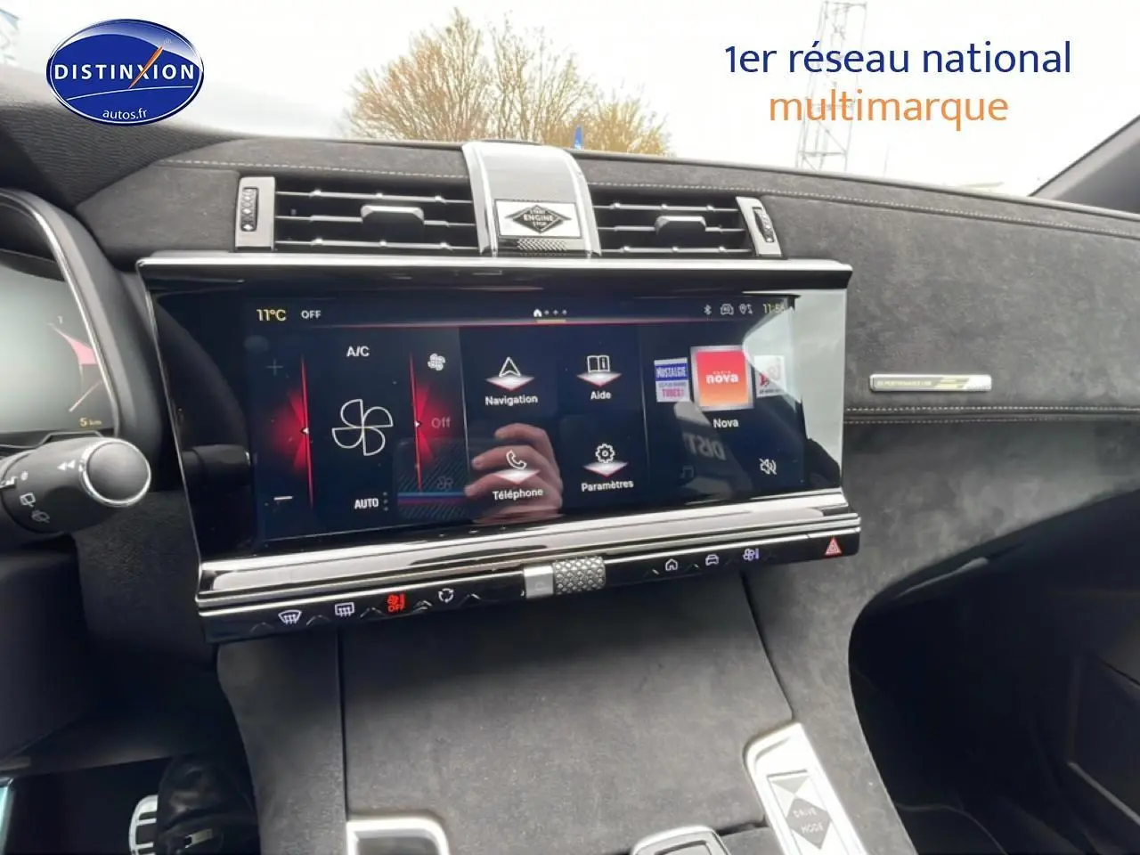 Vue intérieure du tableau de bord du DS7 1.5 BlueHDi 130 Performance Line, avec écran tactile et finition gris titane.