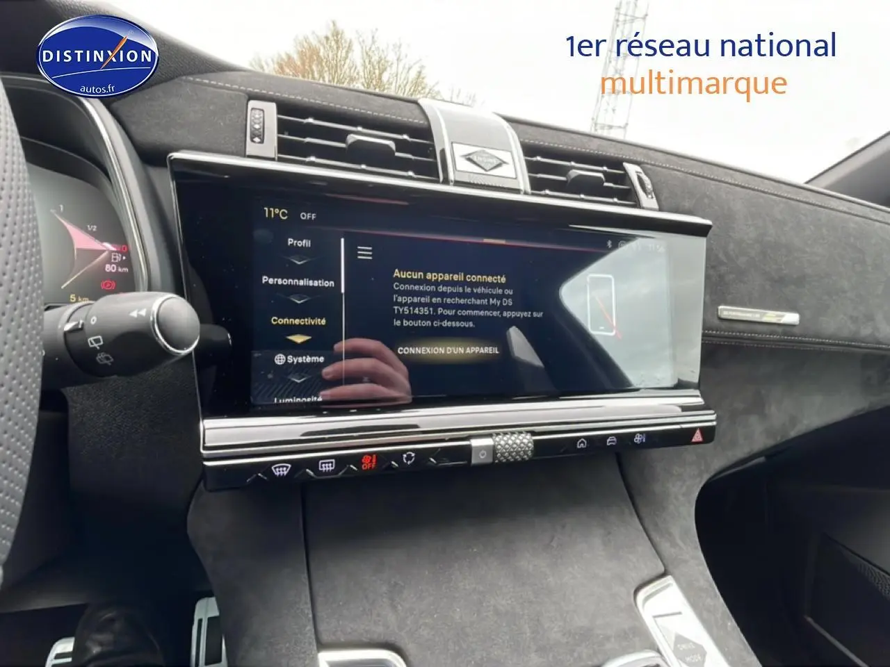 Vue intérieure du tableau de bord du DS7 1.5 BlueHDi 130 Performance Line avec écran tactile et finition noire élégante.