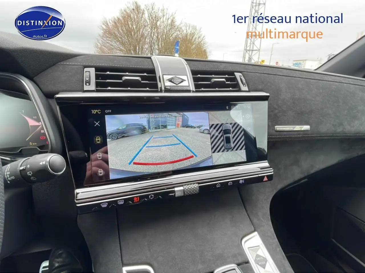 Vue intérieure du tableau de bord du DS7 1.5 BlueHDi 130 gris titane, avec écran tactile affichant la caméra de recul.