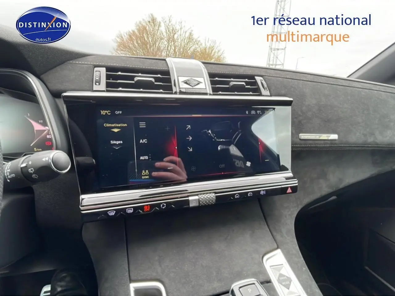 Vue intérieure du tableau de bord du DS7 1.5 BlueHDi 130 Performance Line avec écran tactile et finition gris titane.