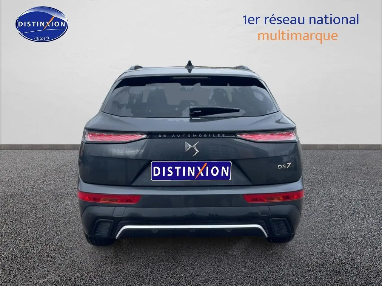 Vue arrière d’un DS7 gris titane avec feux LED fins et double sortie d’échappement intégrée au pare-chocs.