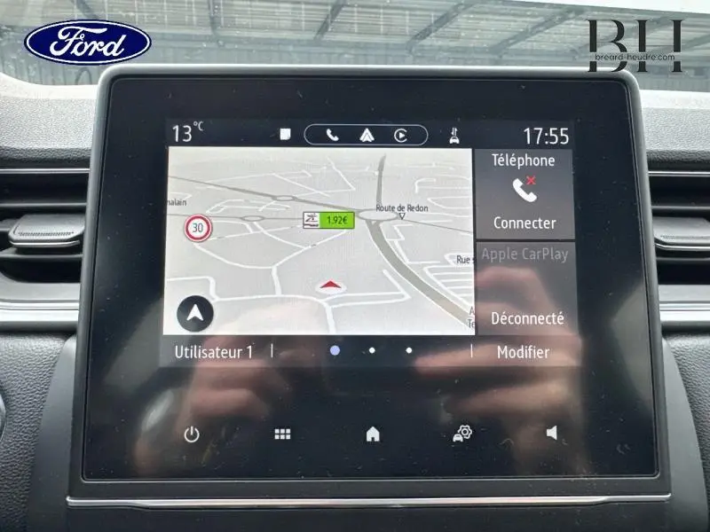 Écran tactile central du tableau de bord du Renault Captur 2023 en gris Highland, affichant la navigation GPS.