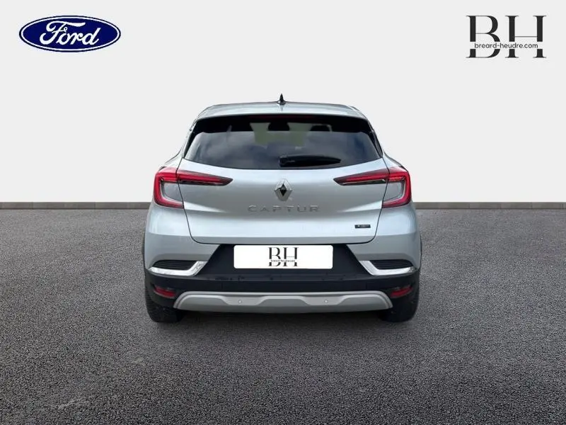 Vue arrière du Renault Captur gris Highland 2023 avec feux LED et lunette arrière surteintée.