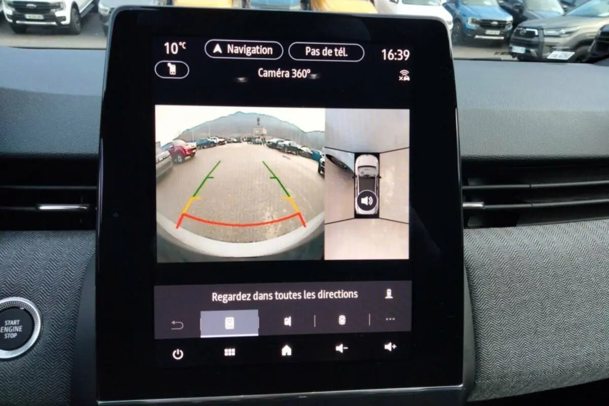 Écran tactile central de la Renault Clio gris rafale montrant la caméra 360° en mode stationnement.