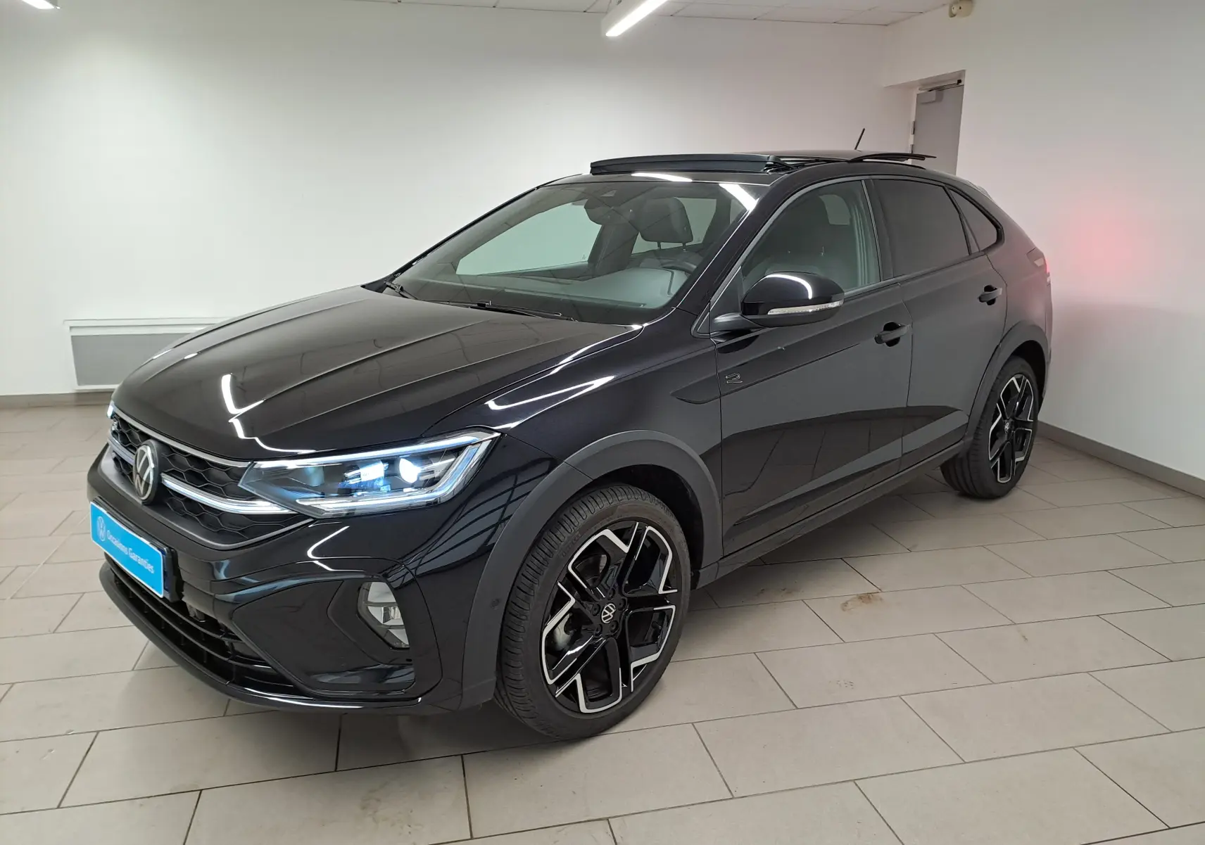 Volkswagen Taigo 1.5 TSI R-Line noir intense nacré, vue 3/4 avant droit avec jantes alliage et toit ouvrant.