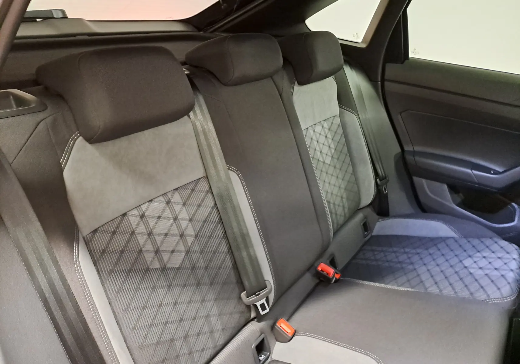 Vue intérieure de la banquette arrière du Volkswagen Taigo 2025, tissu noir et gris avec motifs géométriques.