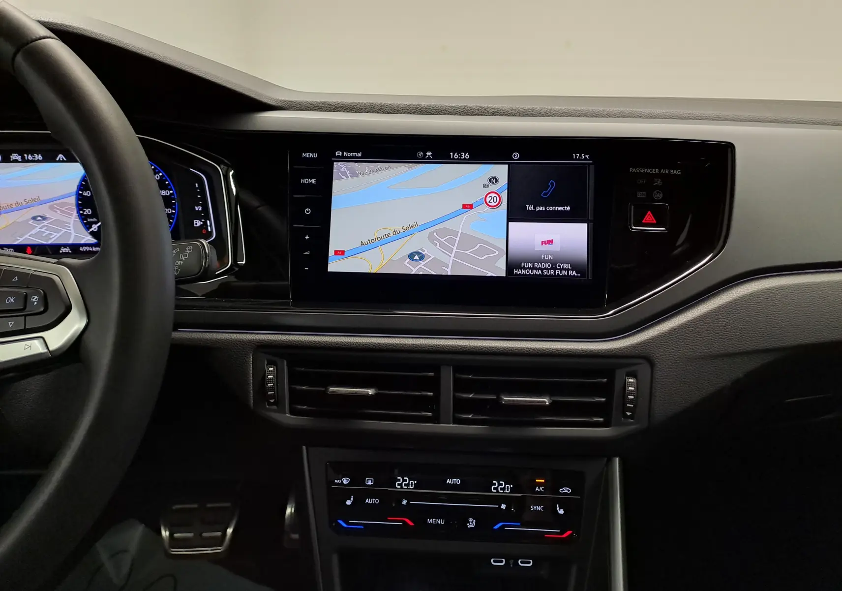 Vue intérieure du tableau de bord noir du Volkswagen Taigo 1.5 TSI 150 DSG7 R-Line avec écran tactile central affichant la navigation.