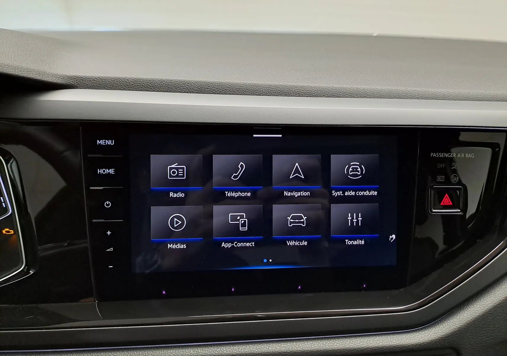 Écran tactile central du tableau de bord du Volkswagen Taigo 1.5 TSI noir, affichant le menu multimédia et navigation.