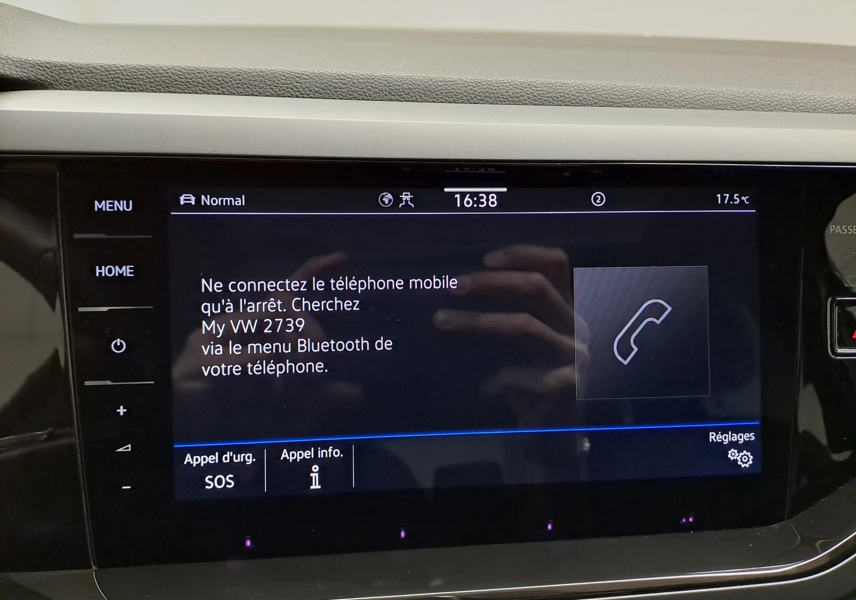 Écran tactile central du Volkswagen Taigo 1.5 TSI 150 DSG7 R-Line, affichant instructions Bluetooth, intérieur noir.