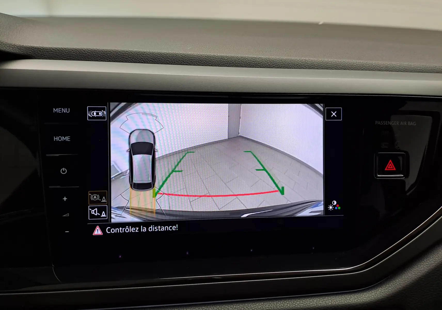 Écran de caméra de recul du Volkswagen Taigo 2025 montrant l'arrière du véhicule avec guidage de trajectoire coloré.