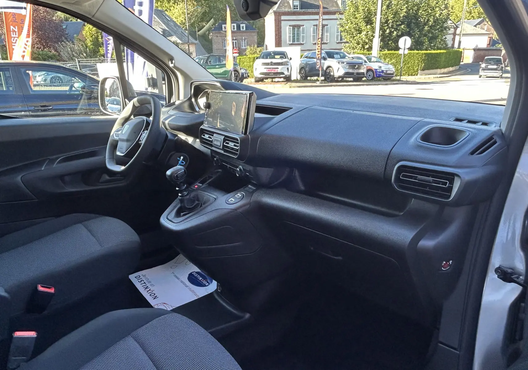 Intérieur côté conducteur du Peugeot Partner Fourgon gris acier 2026, avec tableau de bord moderne et écran tactile central.