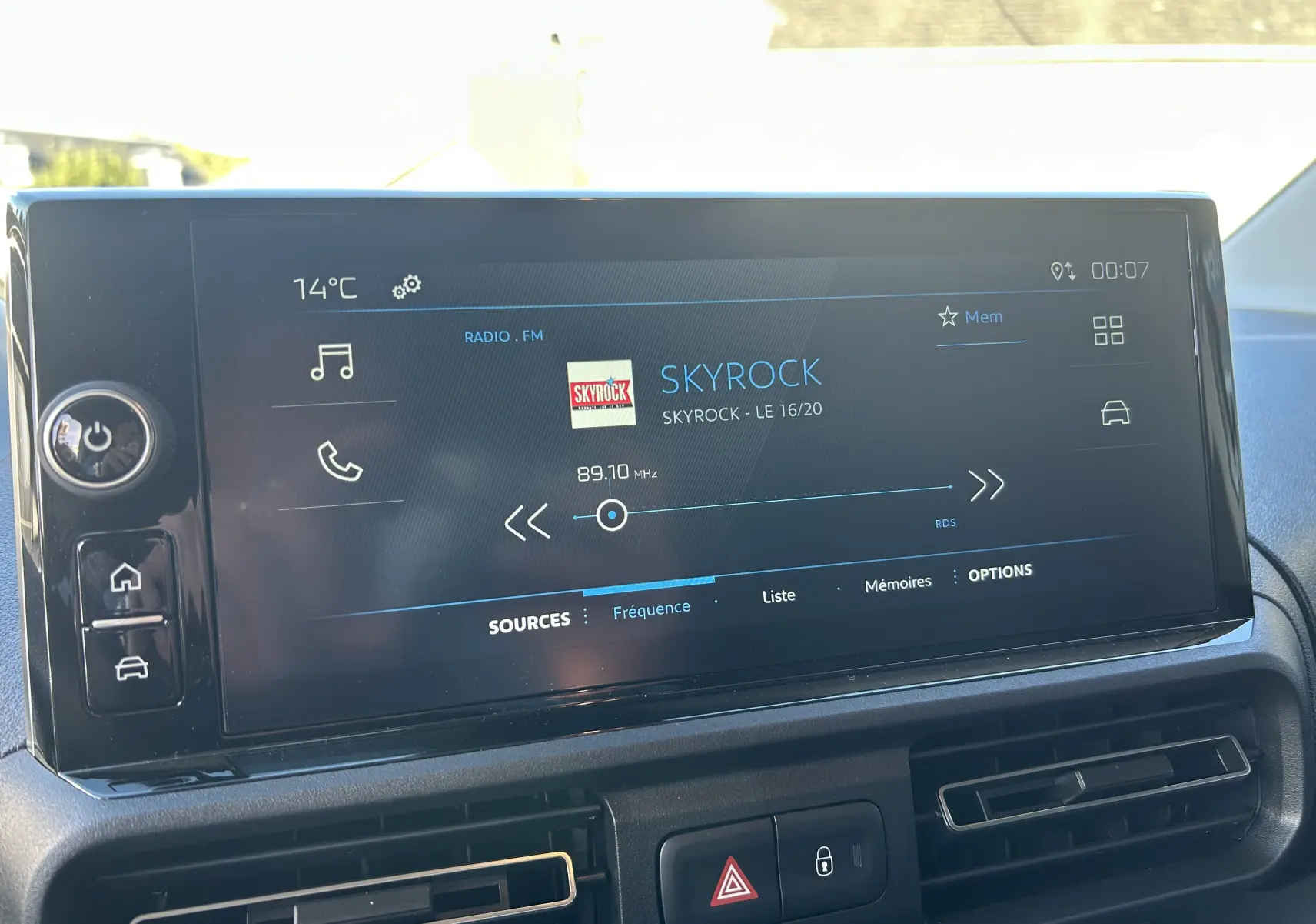 Écran tactile 10 pouces du Peugeot Partner Fourgon 2026 affichant la radio Skyrock en intérieur véhicule.