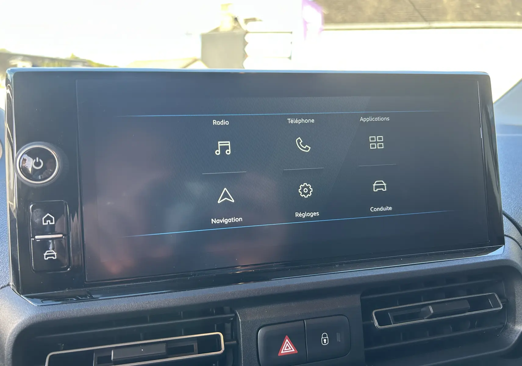 Écran tactile central du Peugeot Partner Fourgon 2026 affichant les menus radio, téléphone, navigation et réglages.
