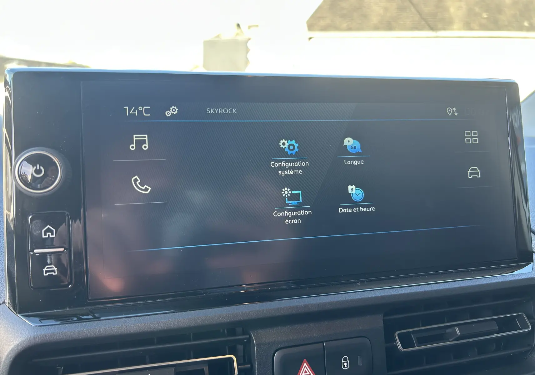 Écran tactile central du Peugeot Partner Fourgon 2026 affichant les réglages système, langue et date à l'intérieur du véhicule.