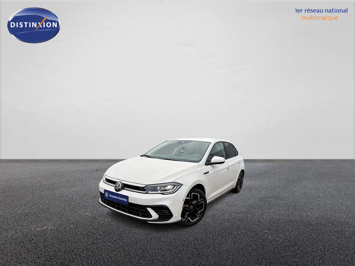 Volkswagen Polo blanche vue en 3/4 avant droit, avec jantes alliage noires et calandre R-Line distinctive.