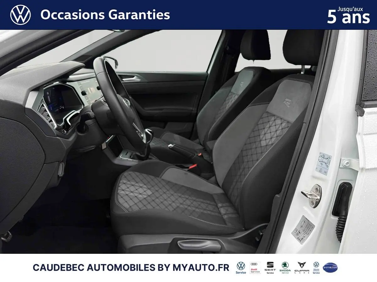 Vue intérieure côté conducteur d'une Volkswagen Polo blanche 2025, sièges tissu et alcantara avec logo R brodé.