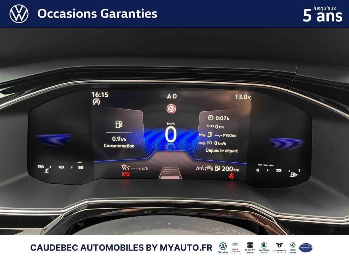 Vue rapprochée du combiné d'instruments digital 8 pouces de la Volkswagen Polo blanche 2025 affichant la consommation et la vitesse à 0 km/h.