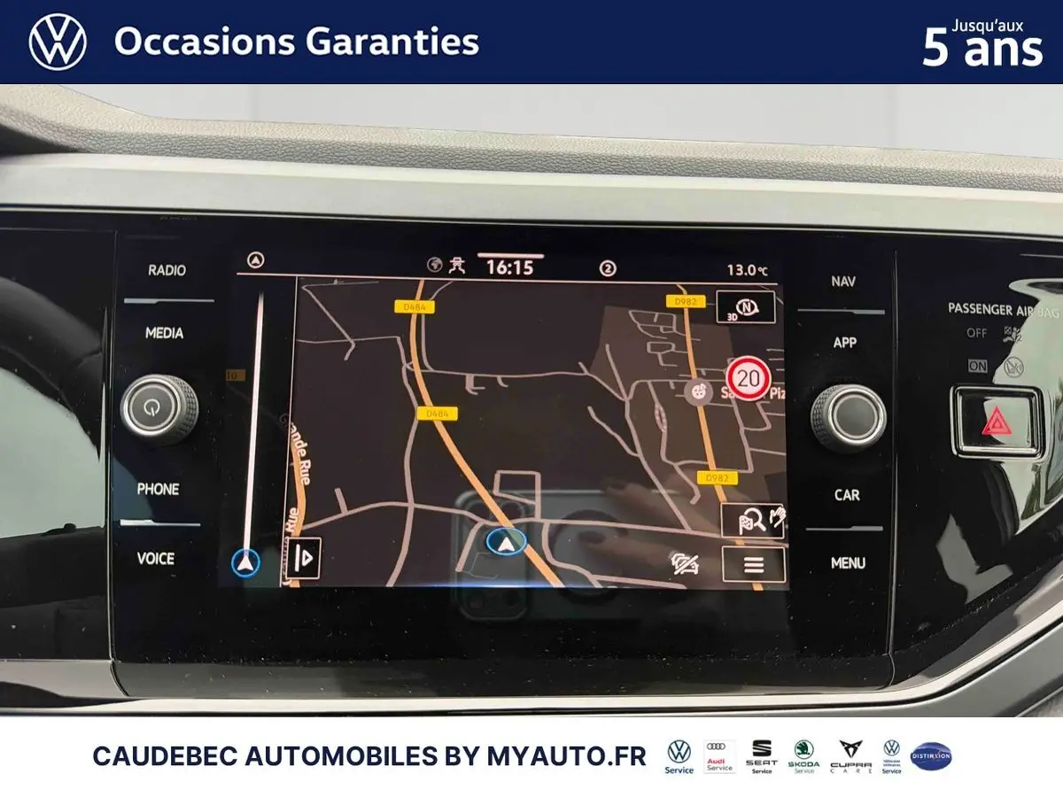 Écran tactile de navigation 8 pouces du tableau de bord de la Volkswagen Polo blanche, vue intérieure frontale.