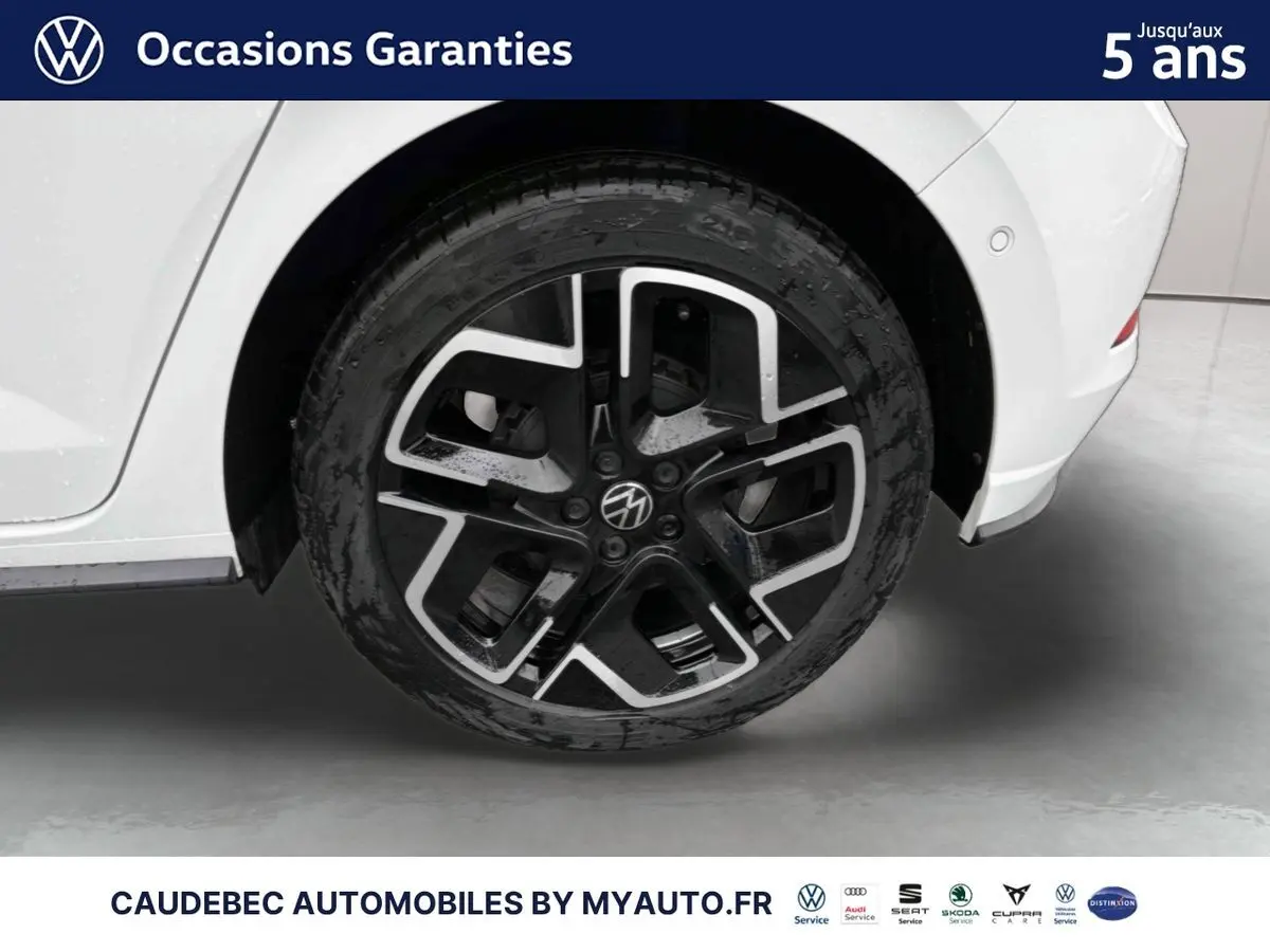 Gros plan sur la jante alliage 17 pouces noire et argentée de la Volkswagen Polo blanche, côté arrière droit.