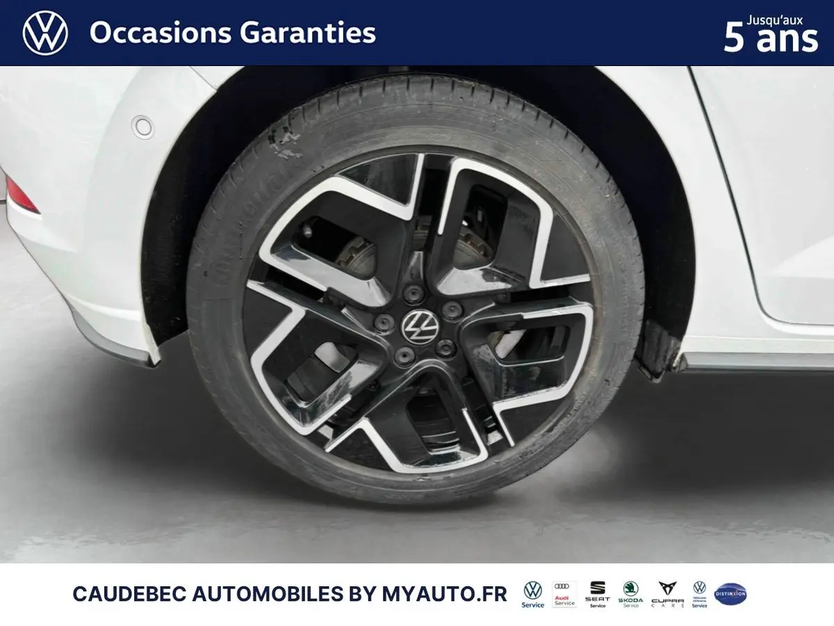 Gros plan sur la jante alliage 17 pouces noire et argentée de la Volkswagen Polo blanche, vue côté arrière droit.