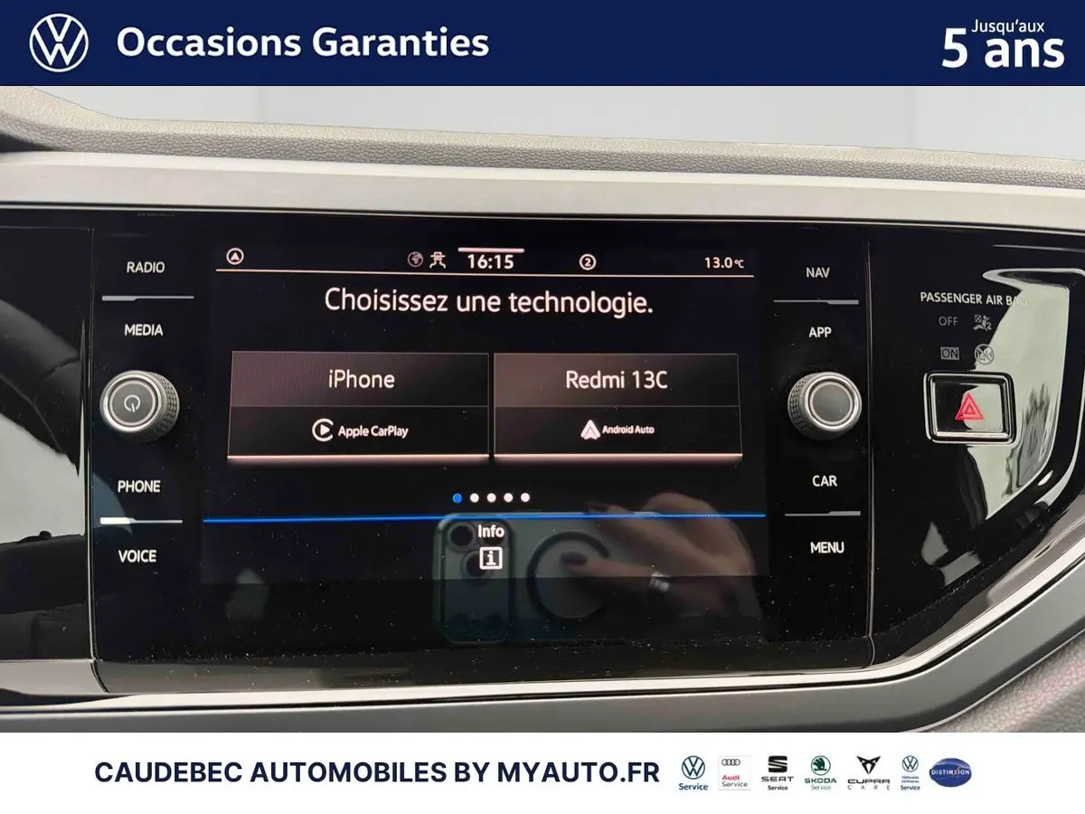 Vue rapprochée de l’écran tactile central du tableau de bord de la Volkswagen Polo 2025, affichant les options Apple CarPlay et Android Auto.