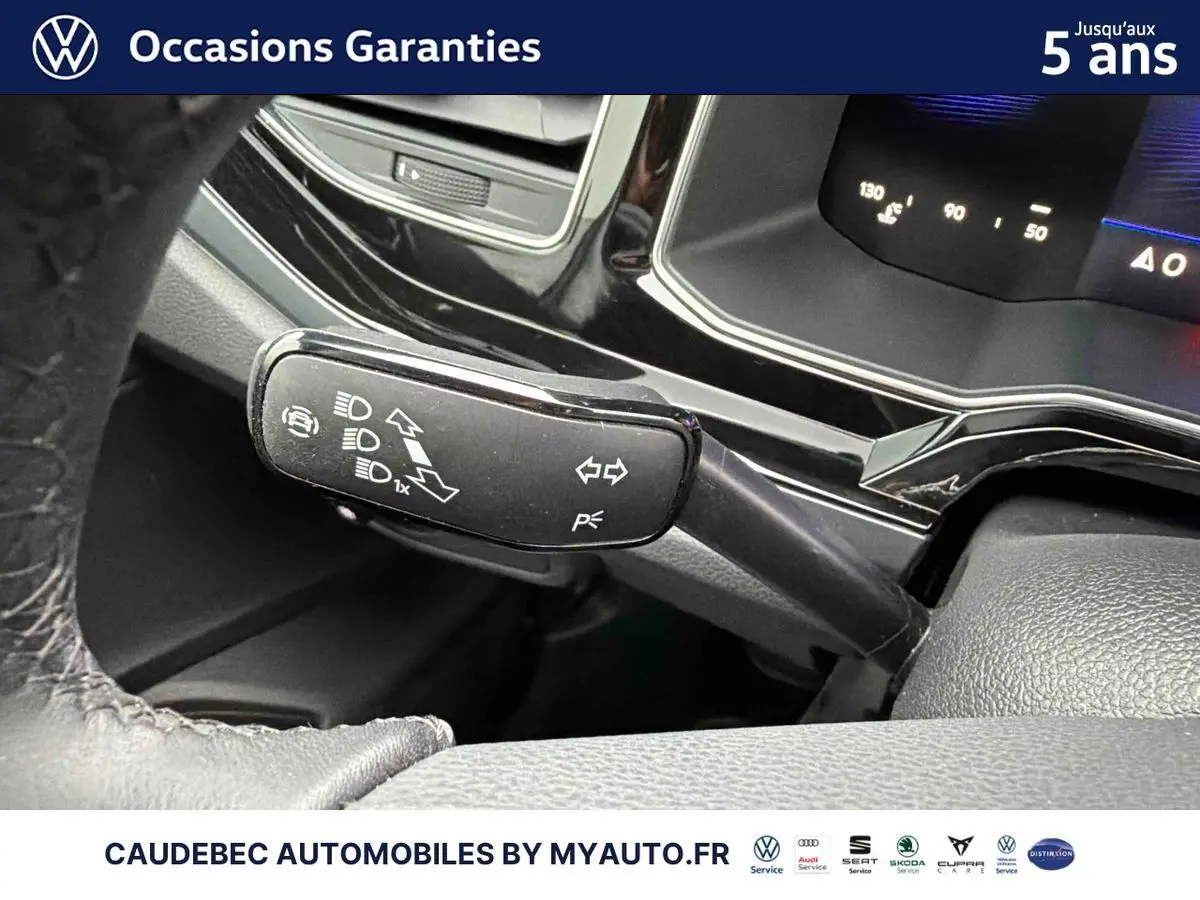 Gros plan sur la manette de clignotants et commandes d’éclairage du tableau de bord d’une Volkswagen Polo 2025.