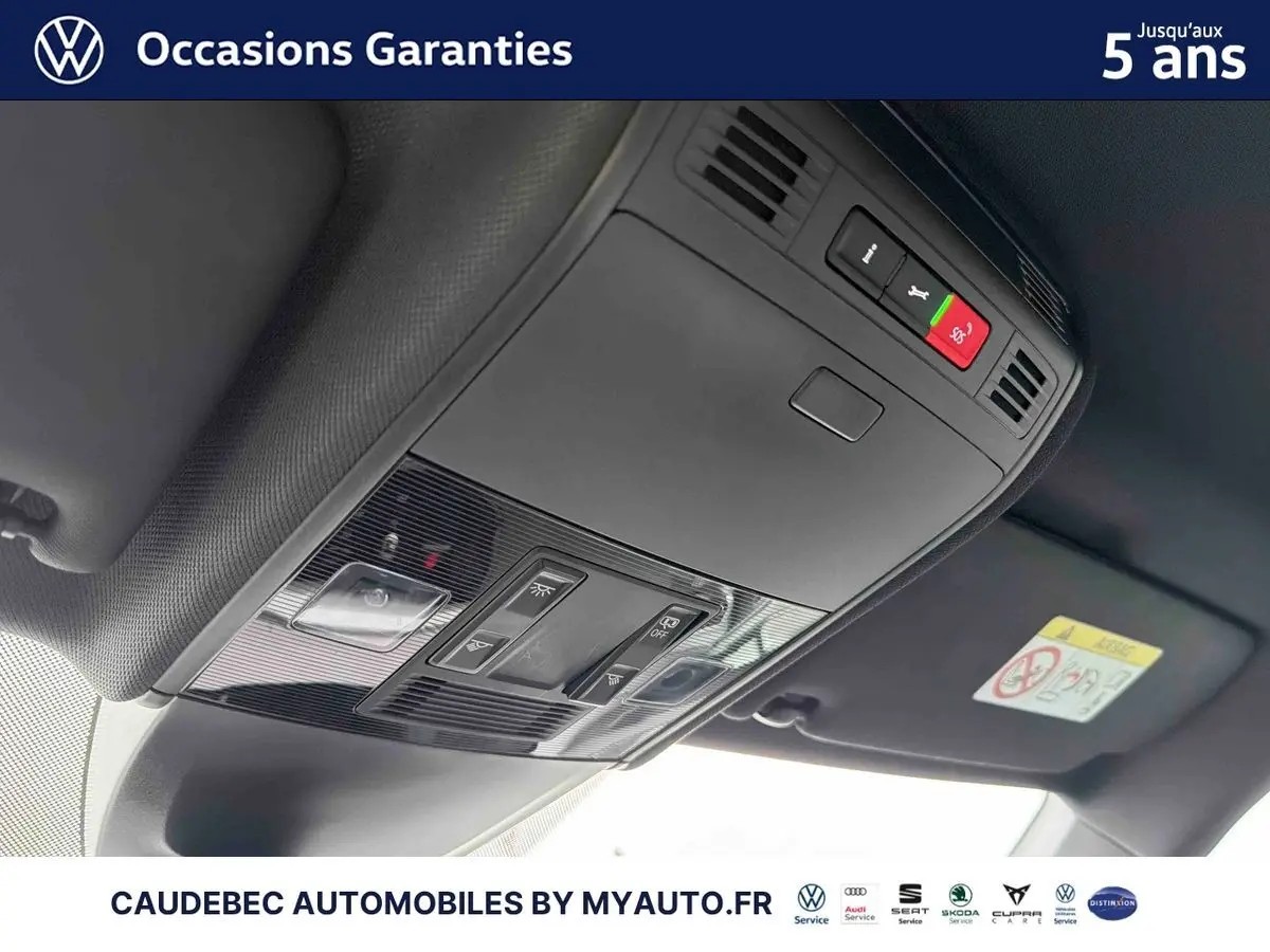 Vue en gros plan du plafonnier avec commandes et éclairage intérieur de la Volkswagen Polo blanche 2025.