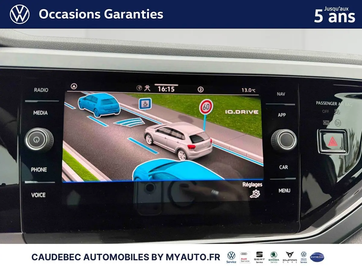 Écran tactile intérieur de la Volkswagen Polo 2025 montrant la caméra de recul et l'aide au stationnement.