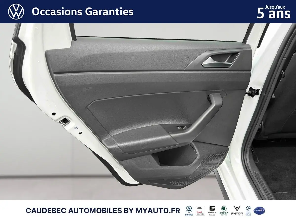 Vue intérieure de la porte arrière droite blanche d'une Volkswagen Polo 2025 avec panneau noir et poignée intégrée.
